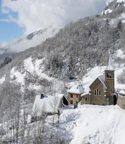 Vaujany village winter